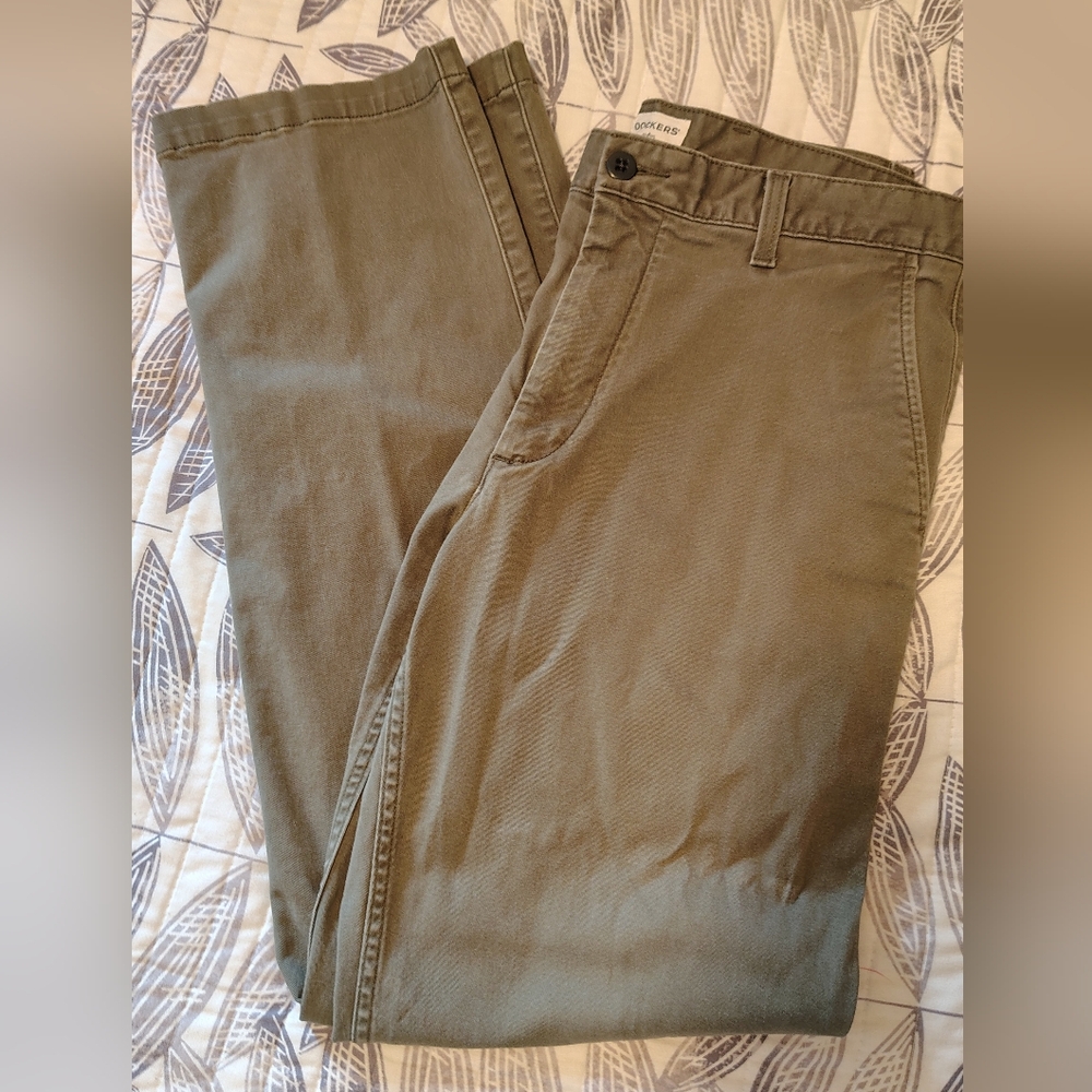 Dockers Men's Khaki Chinos